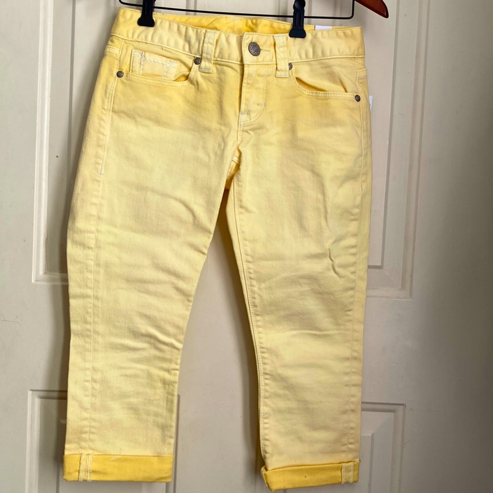 New! Maurices Yellow Capris.